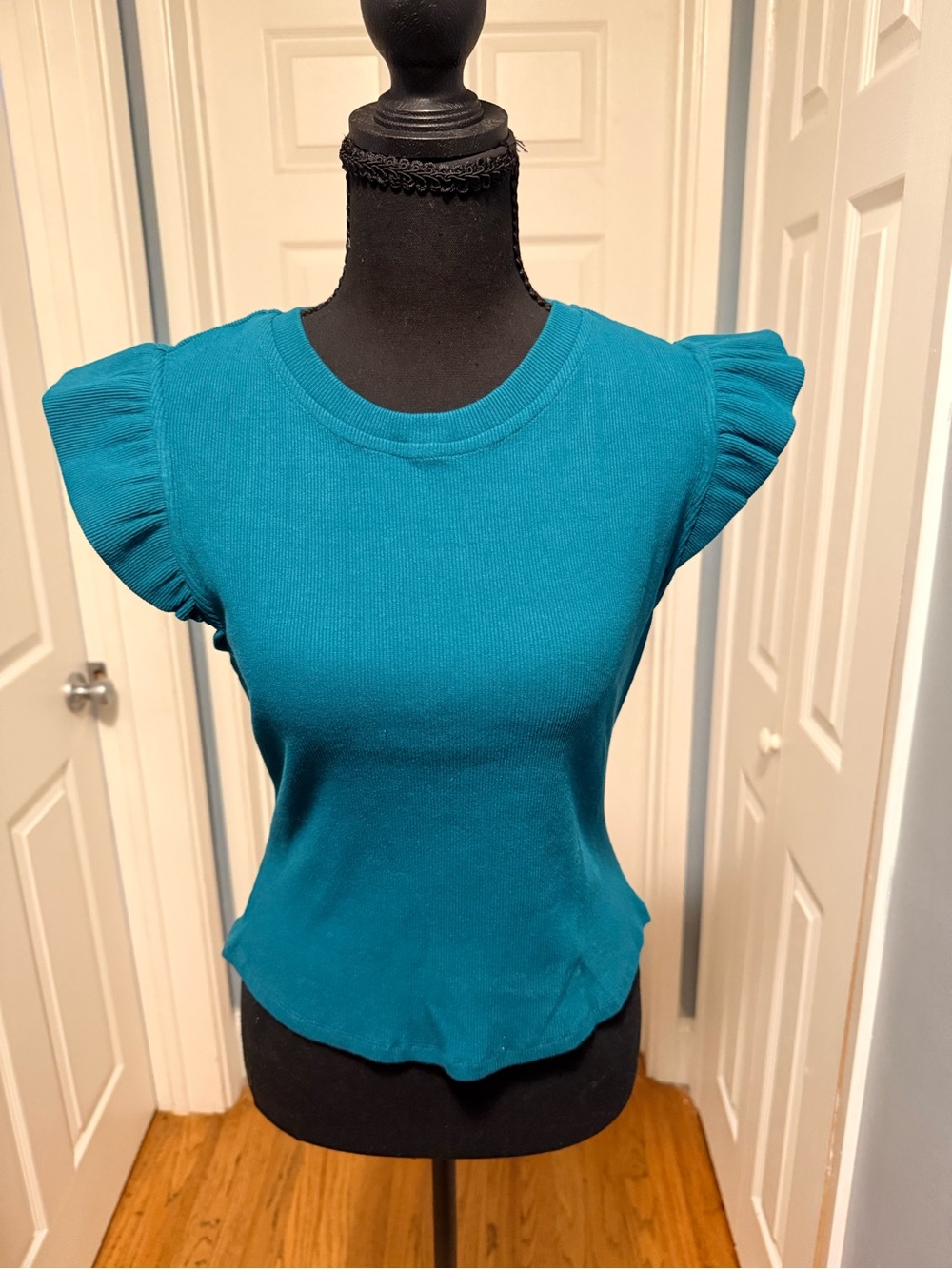 FREE THE ROSES Ruffle Detail Ribbed Knit Top Teal Medium NWT